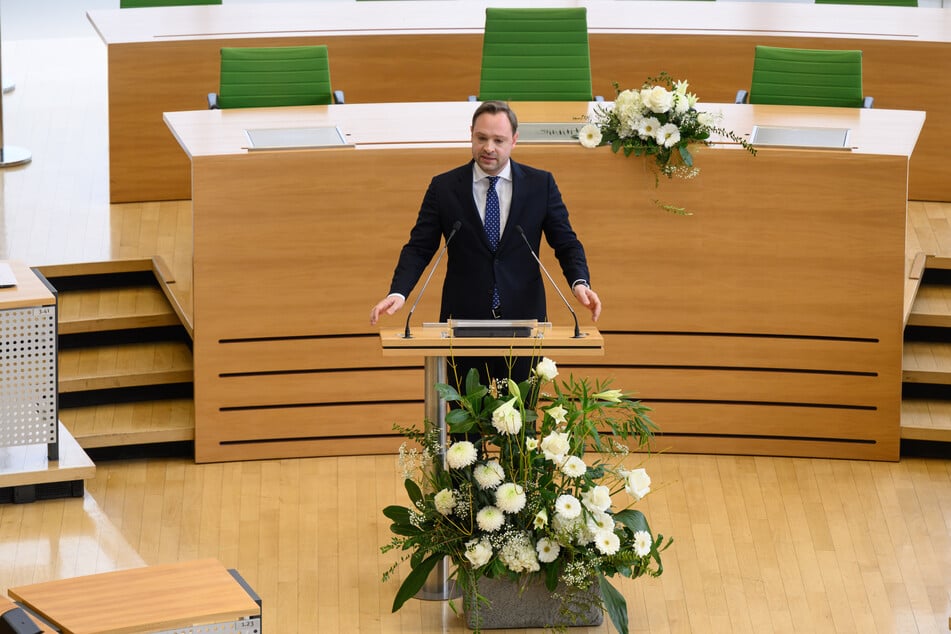 Sachsens Landtagspräsident Alexander Dierks (38, CDU) bei einer Gedenkminute im Plenarsaal. Am Dienstag erinnerte der Landtag an die Opfer der schrecklichen Ereignisse in Leipzig und Neustadt.