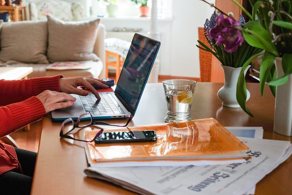 Viele Arbeitnehmer arbeiten seit einiger Zeit im Homeoffice (Symbolbild).