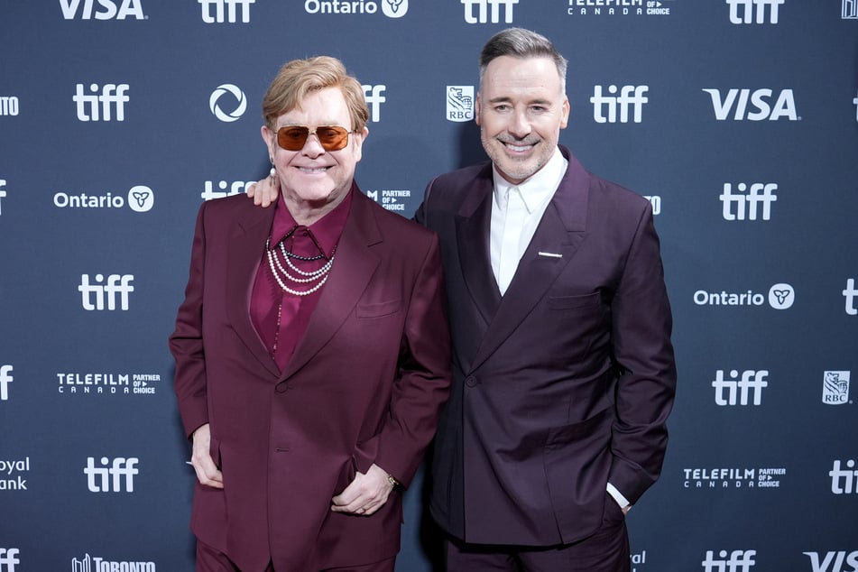 Elton John (79, l.) schrieb die Musik für das "Der Teufel trägt Prada"-Musical. Sein Mann David Furnish (63) ist der Produzent der Show.