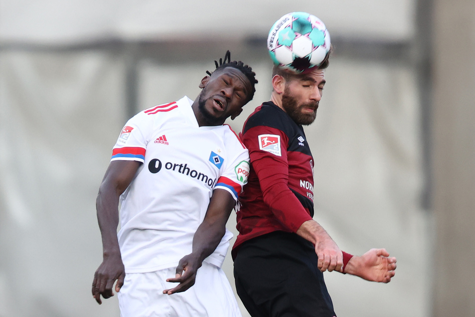 HSV-Laufwunder Bakery Jatta (l., hier im Luftzweikampf mit Nürnbergs Enrico Valentini) kam gegen den FCN zu seiner dritten Torbeteiligung in Folge.