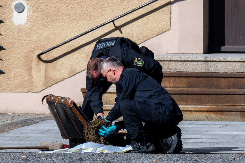 Im Koffer stießen die Spezialkräfte auf Erde.