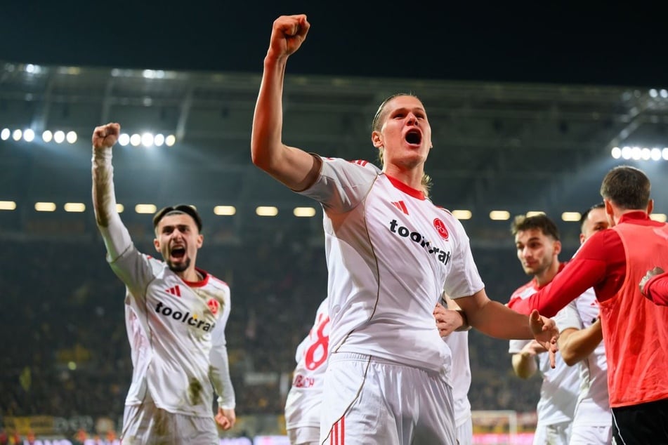 Artem Stepanov (18, M., damals noch 1. FC Nürnberg) und Berkay Yilmaz (21, l.) jubeln nach einem Tor in Richtung Fankurve.