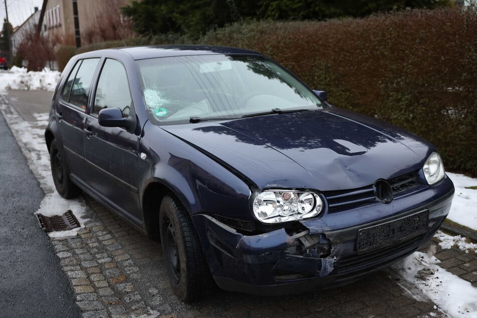 Auswirkungen des Aufpralls mit dem Mopedfahrer sind am VW Golf zu sehen.