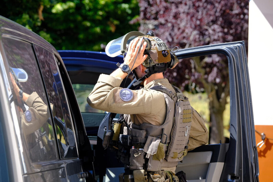 Hundestaffeln, Hubschrauber sowie Spezialeinheiten sind auf der Suche nach einem bewaffnete Mann, erklärte die Gendarmerie auf Twitter.