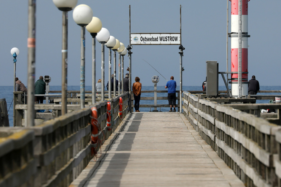 Tödliches Ostsee-Unglück: Junger Mann stürzt ins Meer und stirbt