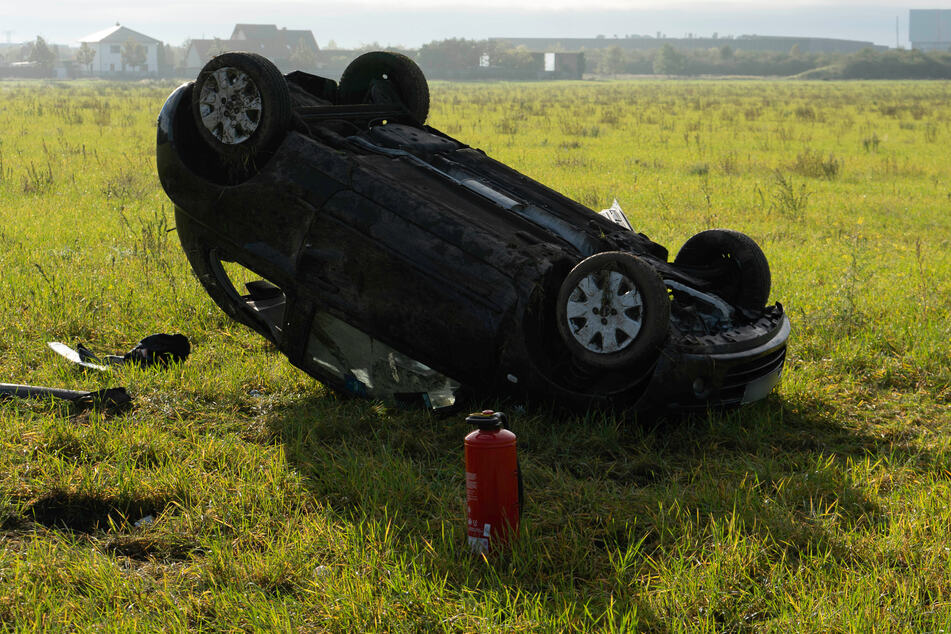 In Bitterfeld-Wolfen kam es am Montag zu einem Unfall - ein Auto blieb auf dem Dach liegen.