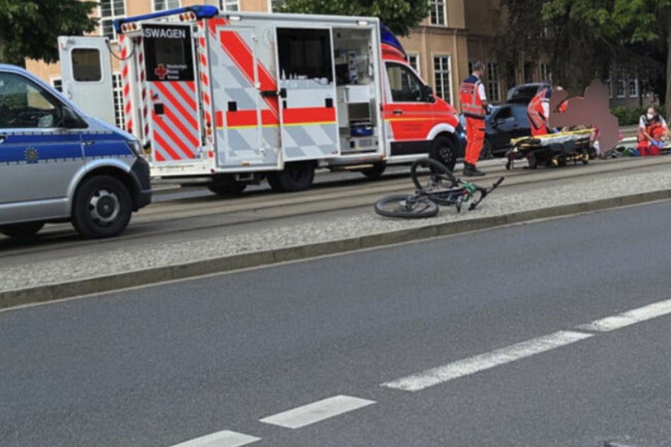Fahrradfahrer (32) beim Spurwechsel von Auto erfasst und schwer verletzt