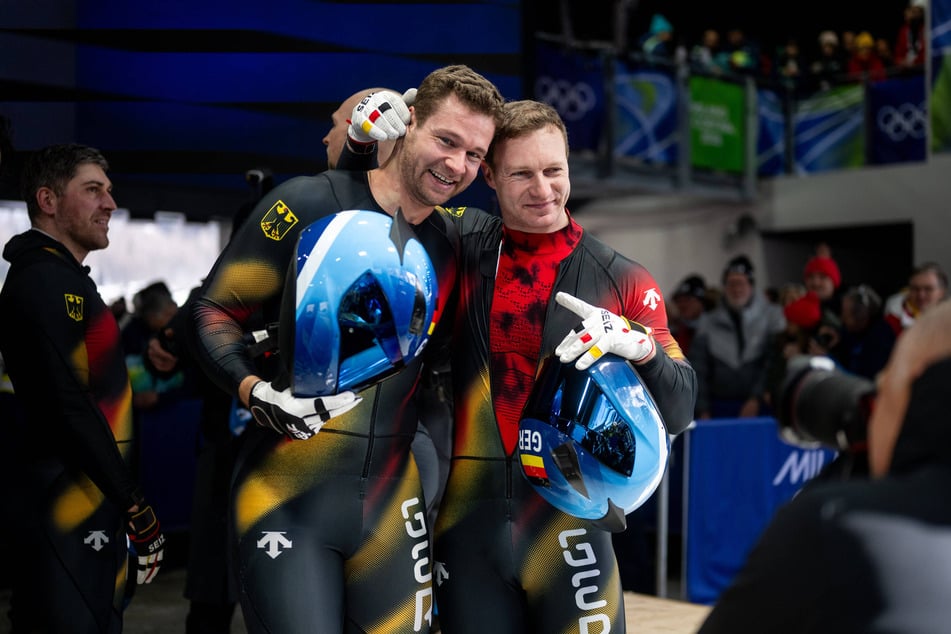 Johannes Lochner (l.) bekommt direkt nach dem Rennen die Glückwünsche von Francesco Friedrich.