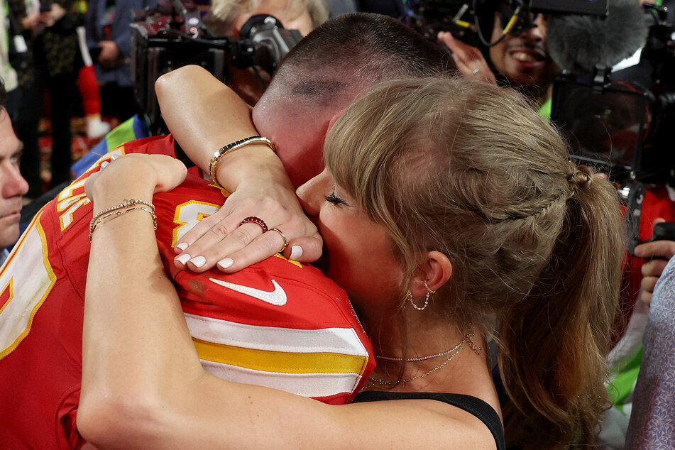 Taylor Swift (r.) and Travis Kelce have been dating for almost a year now.