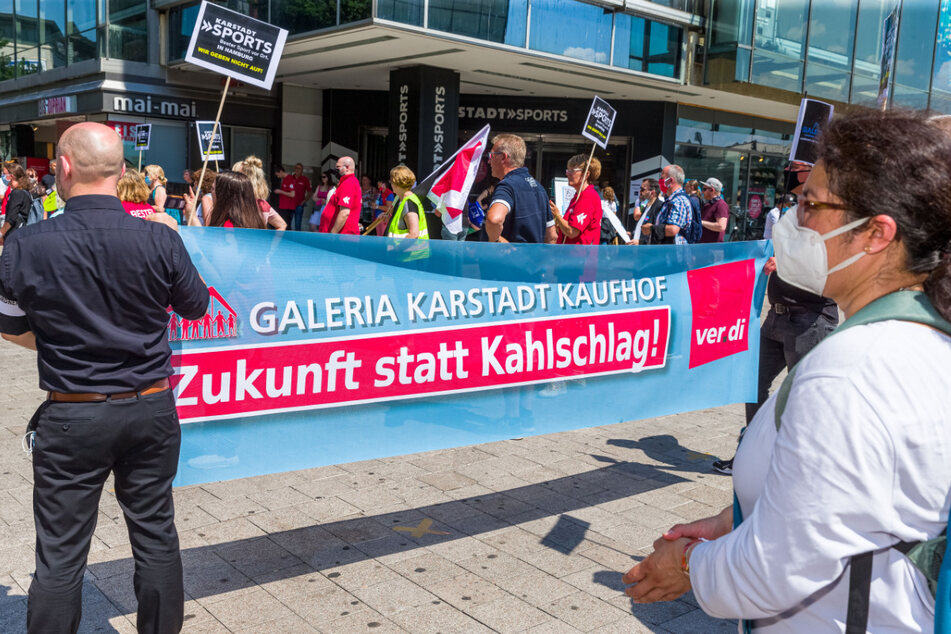 Angestellte von Karstadt Sports und Galerie Karstadt Kaufhof demonstrieren am Samstag gegen die geplante Schließung ihrer Filialen in der Mönckebergstrasse in Hamburg.