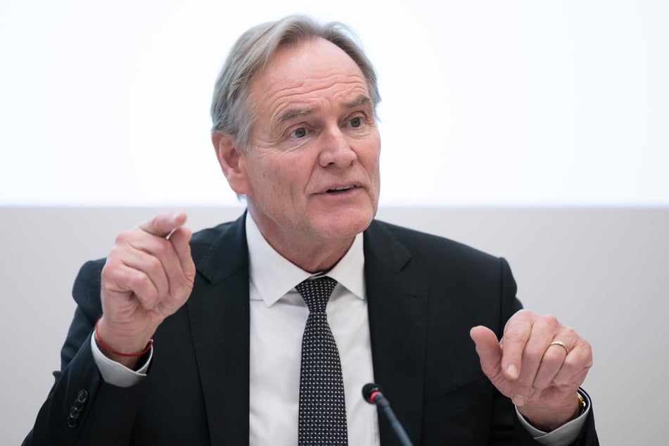 Der Oberbürgermeister Burkhard Jung (67) verteidigt das neue Design.