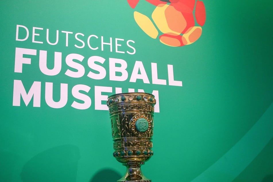 Die Ziehung aus dem Deutschen Fußball-Museum Dortmund überträgt das ZDF.