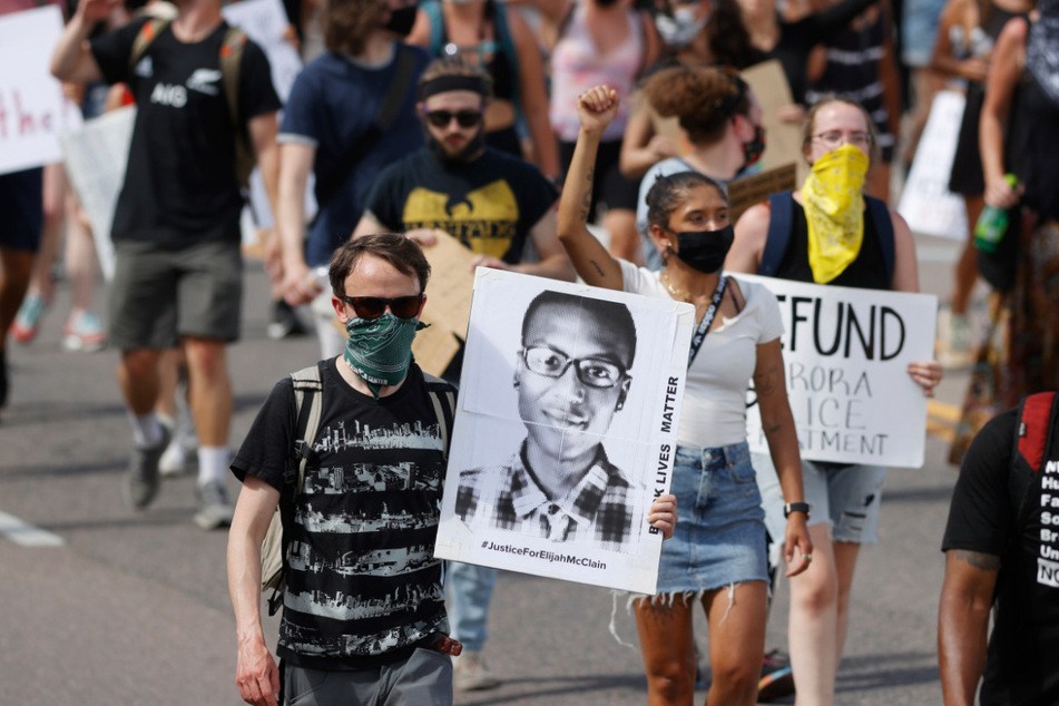 Demonstranten nehmen an einem Marsch in Aurora zum Gedenken an den Tod des 23-jährigen Elijah McClain teil.