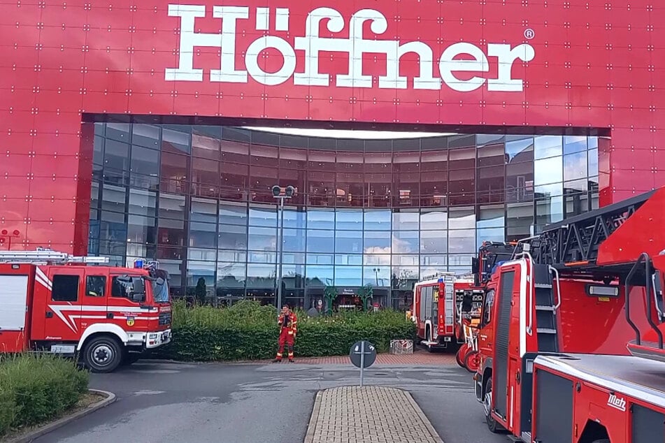 Im Möbelhaus Höffner in Bentwisch gab es einen größeren Wasserschaden. Das Möbelhaus musste geräumt werden, die Feuerwehr ist vor Ort im Einsatz.