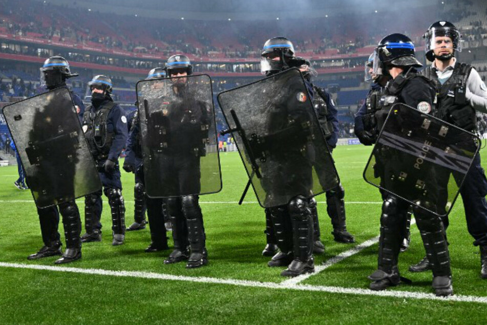 Schlimme Szenen nach dem Spiel zwischen Olympique Lyon und West Ham United - sogar die Polizei musste in voller Montur anrücken.