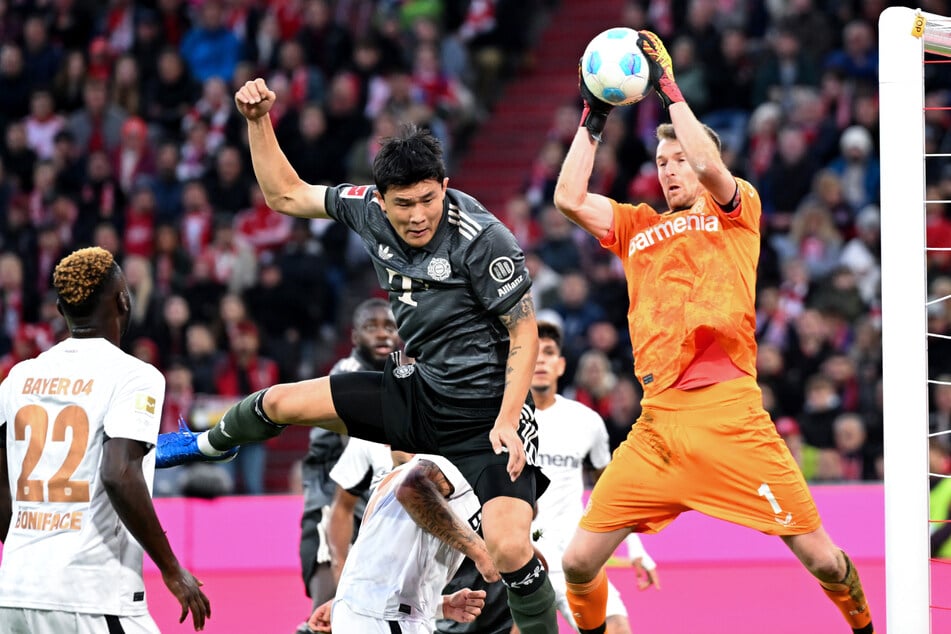 Bayer-Kapitän Lukas Hradecky (34, r.) meint, das Zeitspiel habe etwas mit "Respekt vor den Bayern zu tun".