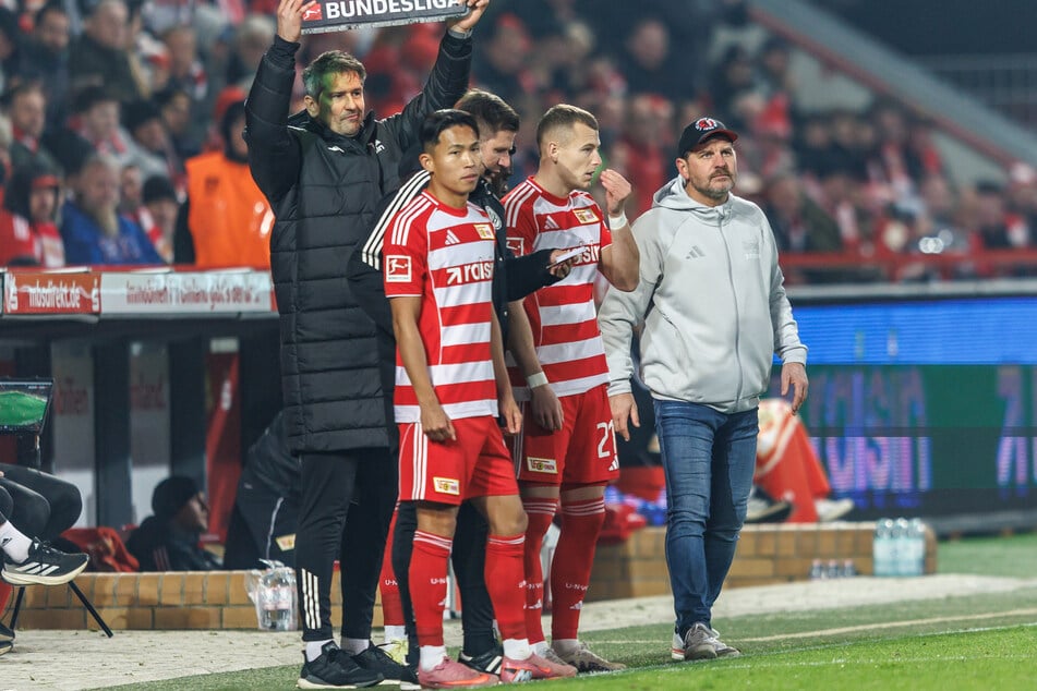 Steffen Baumgart (53, r.) kann womöglich wieder auf den zuletzt verletzten Robert Skov (29, 2.v.r.) bauen.