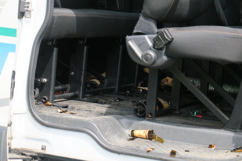 Kaum zu übersehen: Nach dem Crash fand die Polizei mehrere zerbrochene Bierflaschen im Schulbus. Wenig später stellte sich heraus, dass der Fahrer betrunken war.