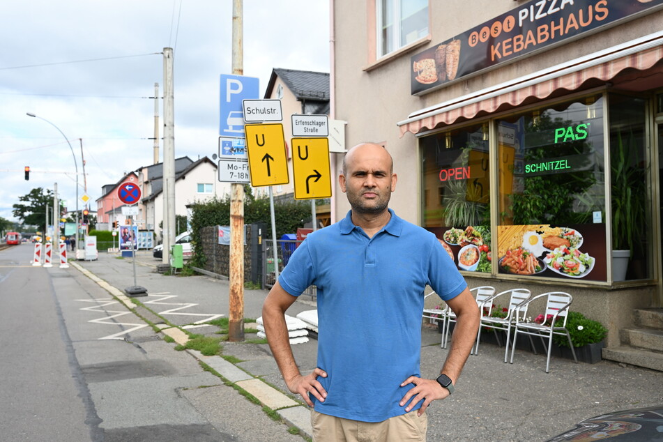 Aheer Ahmad (44) vom "Best Pizza Kebabhaus" hat Parkplatz-Sorgen.