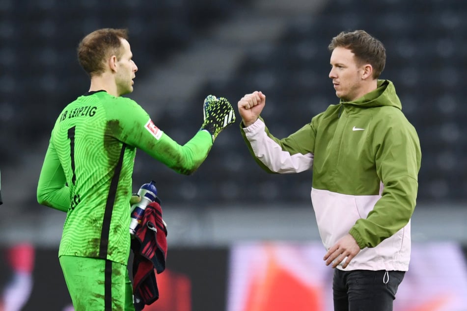 RB-Trainer Julian Nagelsmann (33, r.) kann sich auf seinen Keeper Peter Gulacsi (30) verlassen. Gegen Hertha BSC hielt der Ungar seinen Kasten zum elften Mal sauber.