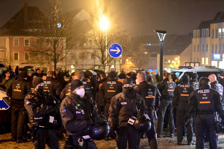 Polizisten sichern Mitte Dezember den Kornmarkt in Bautzen wegen eines angekündigten, ungenehmigten Protests gegen die aktuellen Corona-Maßnahmen.