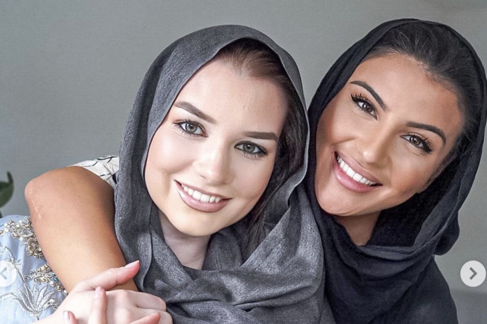 Victoria (l.) und Zara Todil (25) lächeln in einem aktuellen Instagram-Post in die Kamera.