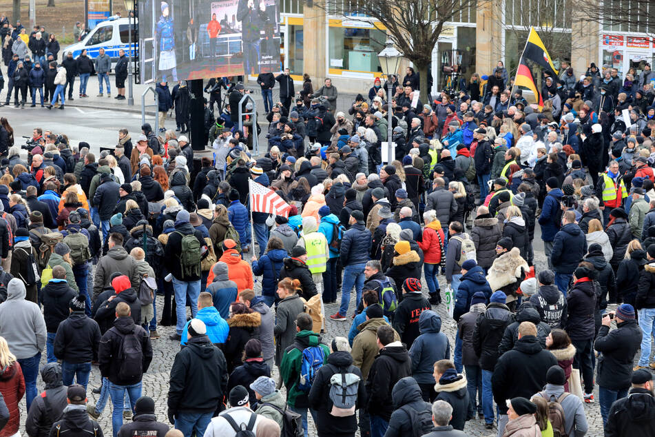 Hunderte Demonstranten bei Corona-Protesten in Sachsen-Anhalt: Polizei ermittelt