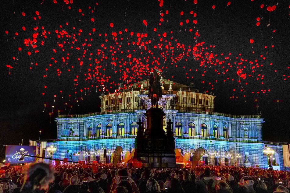 Tausende Luftballons werden auch in diesem Jahr vor der Semperoper in den Himmel aufsteigen.