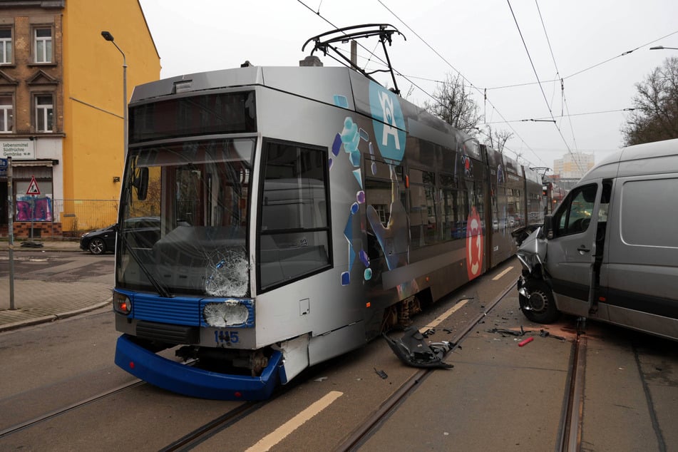 Es krachte am Freitagmorgen zwischen einem Transporter und einer Straßenbahn.