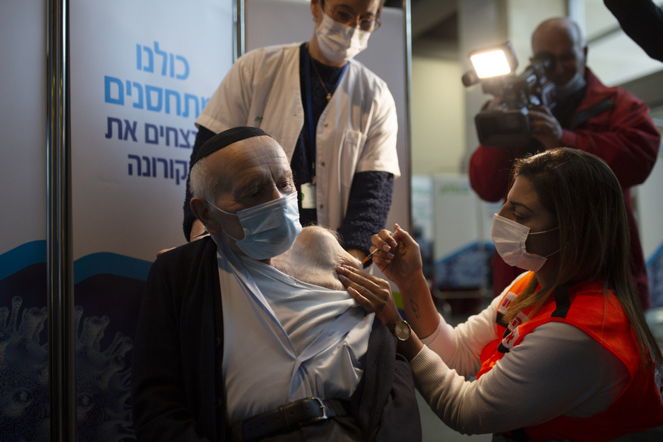 Joseph Zalman Kleinman (92) bekommt im Clalit Health Services Impfzentrum in Jerusalem seine zweite Impfdosis. Israel liegt beim Impfen seiner Einwohner ganz weit vorn.