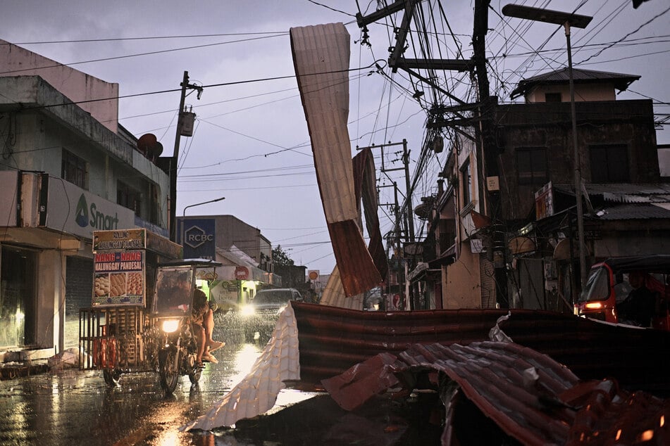 Super typhoon "Man-Yi" made landfall with wind speeds of 195 kilometers per hour.