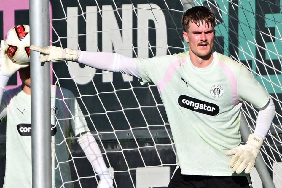 Keeper Simon Spari (24) war die Hitze anzusehen. Kein Wunder, alle drei Torhüter trainierten in langen Sachen.
