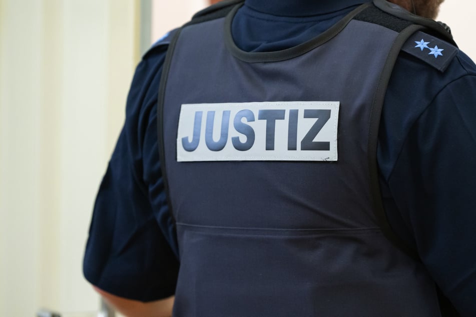 Anwalt gesteht Vergewaltigung eines Flüchtlings: 71-Jähriger von Gericht verurteilt!