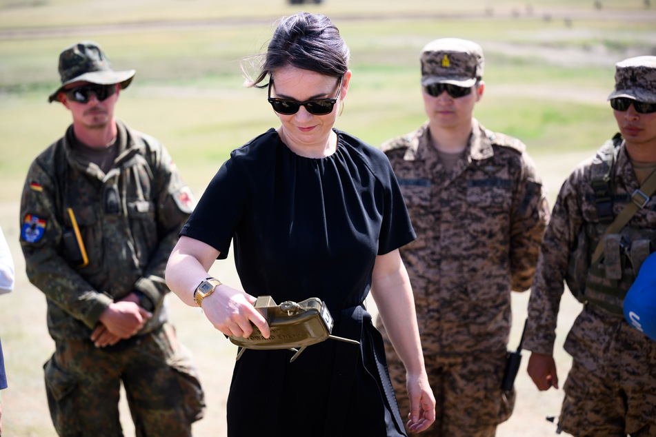 Deutschlands Außenministerin Annalena Baerbock (42,) stattete der Ausbildungsstation der Bundeswehr in der Mongolei einen Besuch ab.