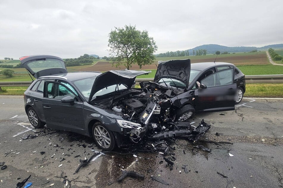 An beiden Fahrzeugen entstand ein Totalschaden.