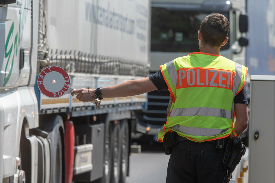 Winkende Hände aus Ladefläche von Schleuser-Lastwagen rufen Polizei in Berlin auf den Plan