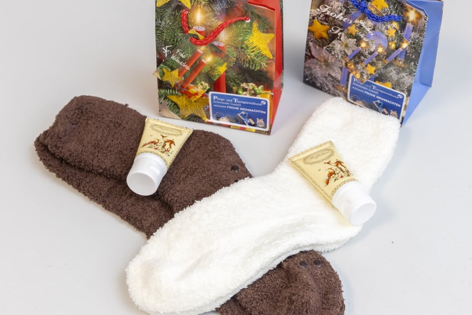 Wärmende Socken und Fußcreme stecken dieses Jahr in den Weihnachtstüten vom "Pflege- und Therapieverbund Schmiedel".