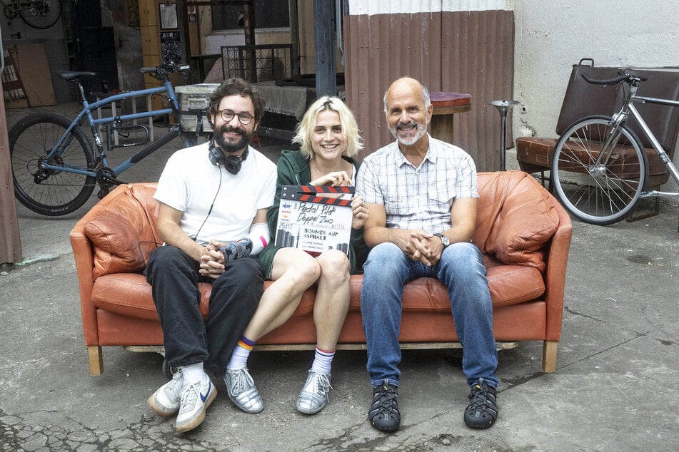 Der Dreh für die Sommerkomödie "Sommer auf Asphalt" mit Mala Emde (29, M.) und Christoph Maria Herbst (r.) unter der Regie von Simon Ostermann (l.) ist in vollem Gange.