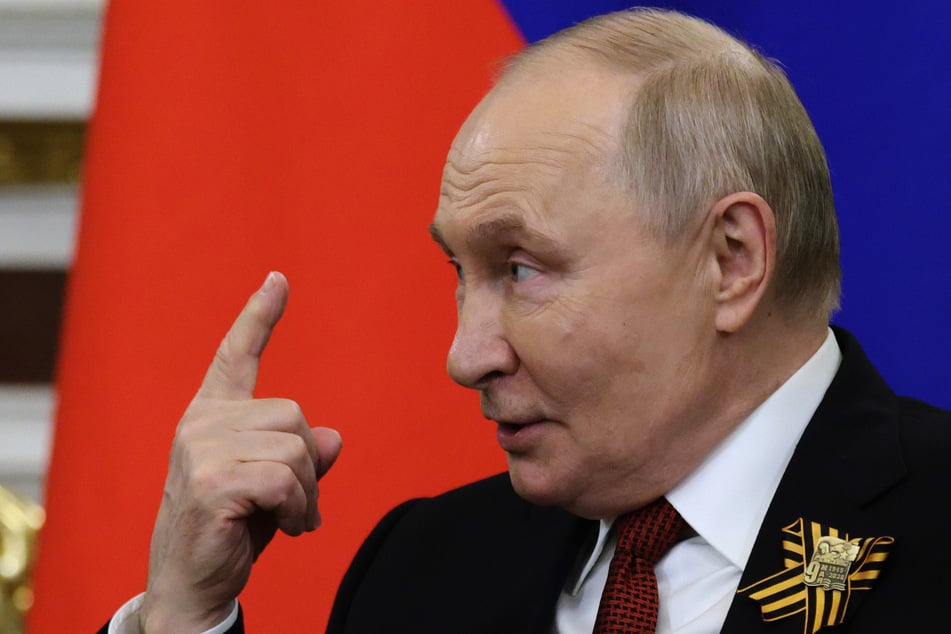 Geht Kreml-Chef Wladimir Putin (73) jetzt etwa die Puste aus? Es wäre eine Sensation!