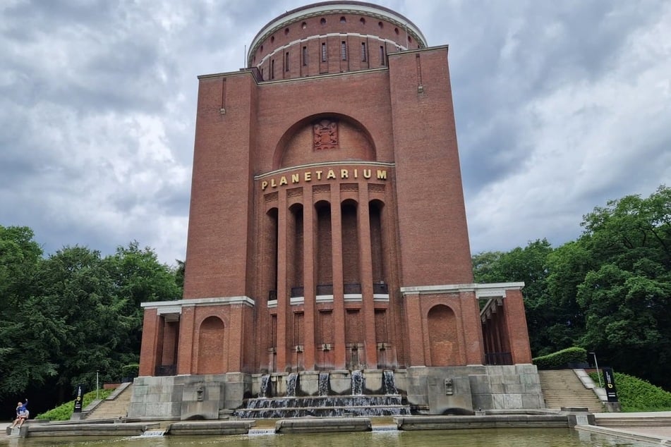 Passend zur Sonnenfinsternis und zum Maximum der Perseiden veranstaltet das Planetarium Hamburg am Mittwoch die "Lange Nacht der Astronomie".