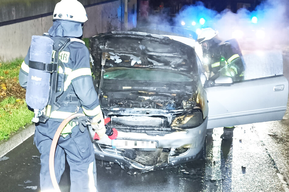 Ein brennendes Auto sorgte in der Nacht zu Mittwoch für einen Feuerwehr-Einsatz in Trier, das Pacelliufer wurde voll gesperrt.
