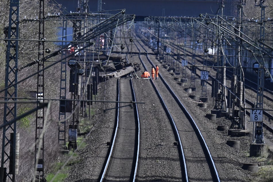 Vier Tage nach Entgleisung: Bahnstrecke in Wuppertal nach Güterwaggon-Unfall repariert