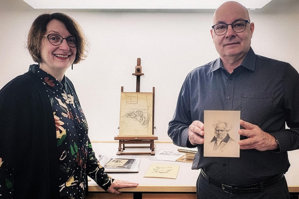 Der Sammler Brian McCrindle (r.) übergibt eine Schenkung an Katharina Koselleck, Direktorin des Kollwitz Museum Köln.
