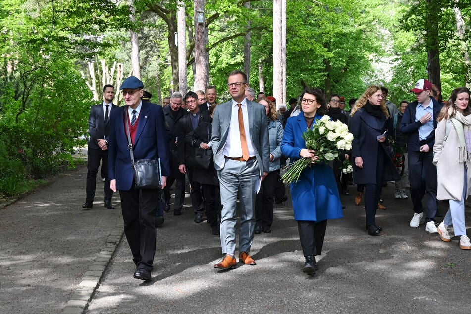 Die Gäste der Gedenkzeremonie auf dem Leipziger Ostfriedhof besuchten bei ihrem Rundgang mehrere Ruhestätten.