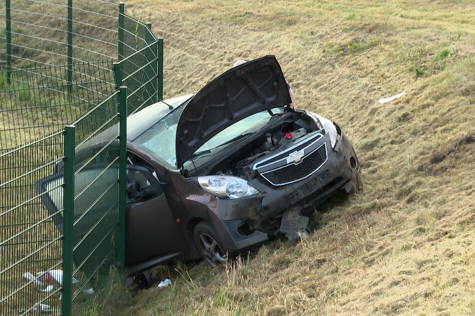 Dieser Chevrolet ist am Sonntagmorgen auf der A7 von der Fahrbahn abgekommen und landete im Graben.