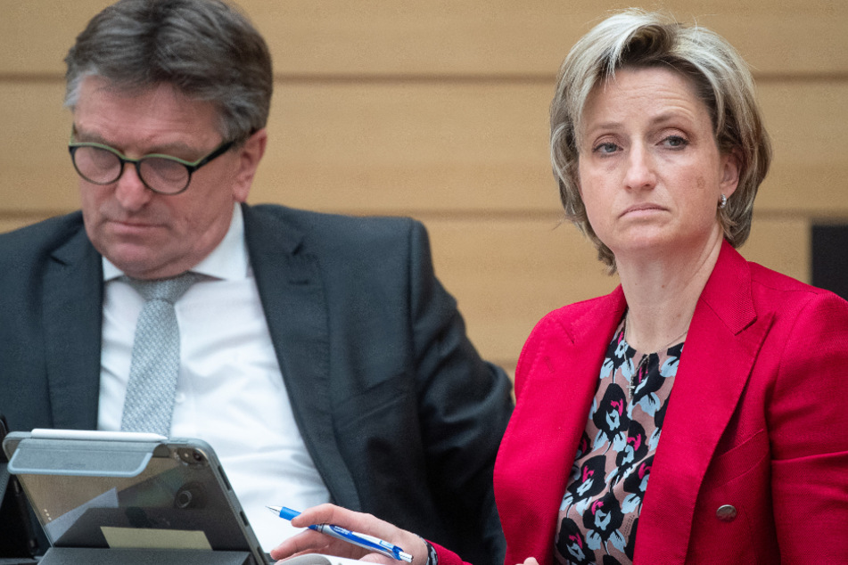Baden-Württembergs Wirtschaftsministerin Nicole Hoffmeister-Kraut (47, CDU) neben Gesundheitsminister Manne Lucha (58, Grüne).