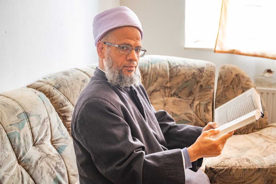 Imam Badr Ali (48) liest täglich im Koran.