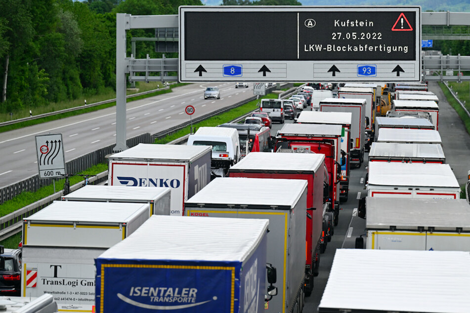 Lkws, so weit das Auge reicht: Fahrzeuge stehen beim Autobahndreieck Inntal wegen der Blockabfertigung am Grenzübergang Kufstein im Stau.