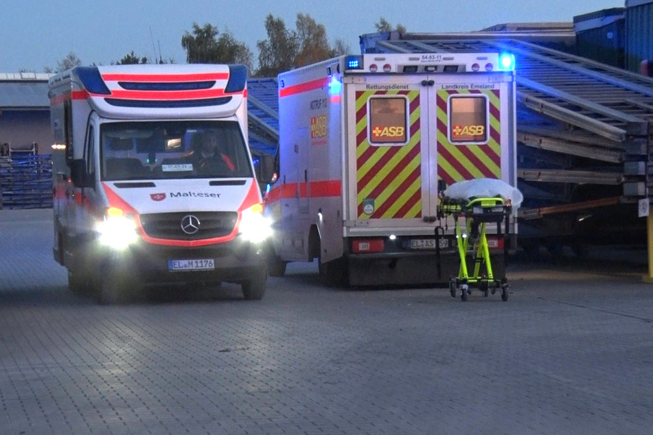 Nach der Explosion rückten die Rettungskräfte mit zwei Krankenwagen an.