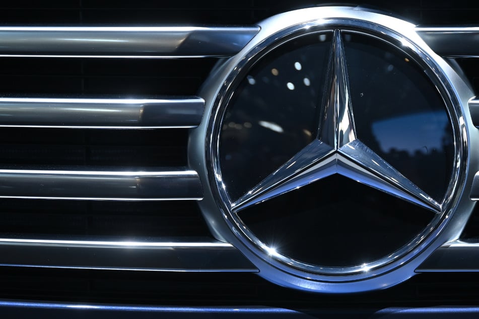 Feuer in Erfurter Innenstadt: Mercedes brennt komplett aus